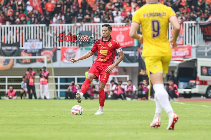 Rizky Ridho (kiri) sedang menguasai bola dalam laga pekan ke-12 Liga 1 2024 antara Persija Jakarta versus Persik Kediri di Stadion Pakansari, Bogor, Jawa Barat, Minggu (1/12/2024).