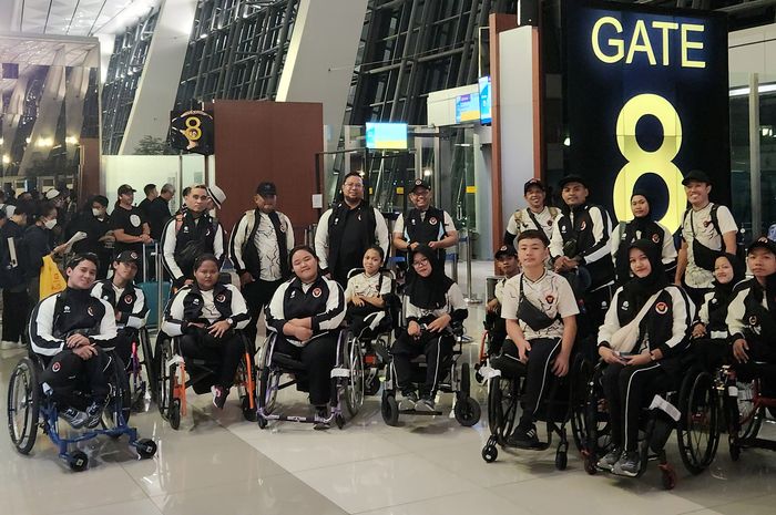 Para atlet dan ofisial berfoto bersama sebelum berangkat untuk ajang World Ability Sport Youth Games 2024 di Bandara Soekarno-Hatta, Tangerang, Banten, Minggu (1/12/2024). Indonesia mengirimkan 32 talenta muda untuk ajang yang berlangsung di Thailand dari tanggal 1 hingga 7 Desember 2024 ini. NPC IN