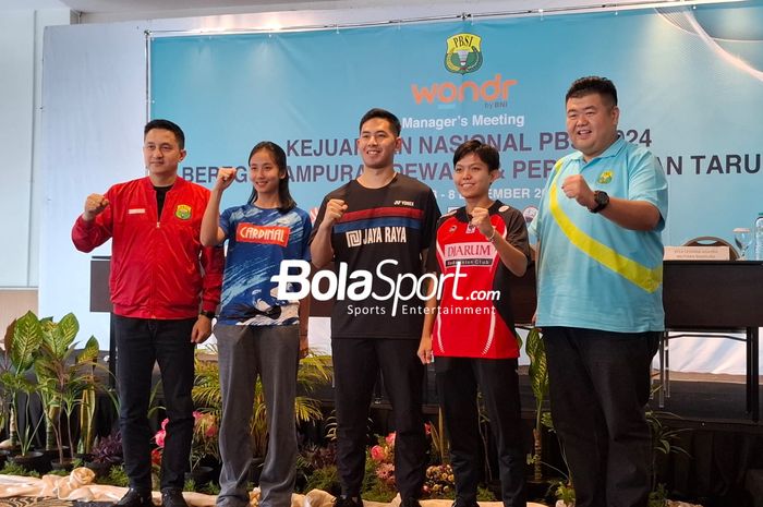 Dari kiri ke kanan, Ricky Soebagdja (Sekjen PBSI), Kyla Legiana Agatha (Mutiara Cardinal), Moh Reza Pahlevi Isfahani (Jaya Raya), Siti Fadia Silva Ramadhanti (PB Djarum), dan Armand Darmadji (Ketua panpel) dalam konferensi pers menjelang Kejurnas PBSI 2024 di Jakarta, Senin (2/12/2024).