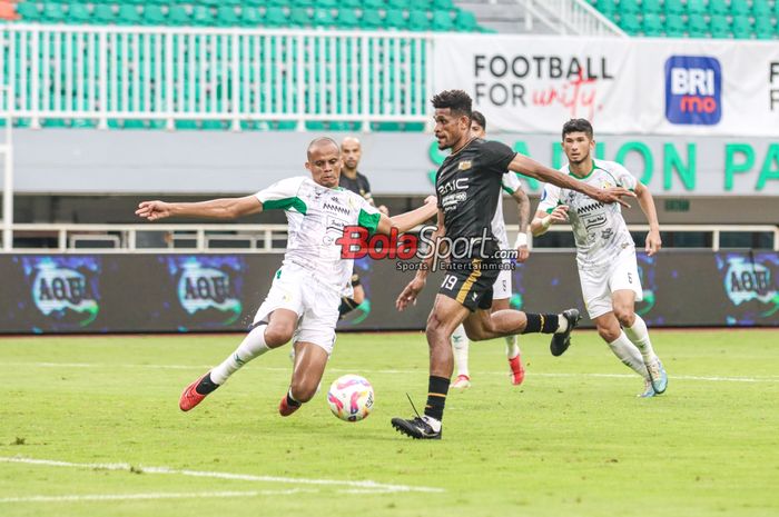 Ricky Kambuaya (kanan) sedang menguasai bola dan dibayangi Cleberson Martins De Souza (kiri) dalam laga pekan ke-12 Liga 1 2024 antara Dewa United FC versus PSS Sleman di Stadion Pakansari, Bogor, Jawa Barat, Selasa (3/12/2024).