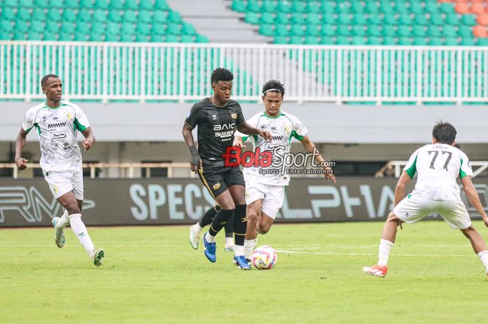 Hugo Gomes Dos Santos Silva alias Hugo Gomes (kiri) sedang berebut bola dengan Hokky Caraka (kanan) dalam laga pekan ke-12 Liga 1 2024 antara Dewa United FC versus PSS Sleman di Stadion Pakansari, Bogor, Jawa Barat, Selasa (3/12/2024).