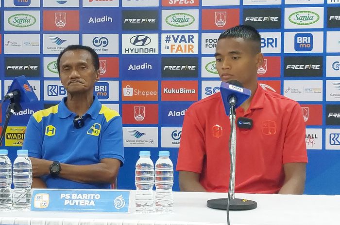 Pelatih Barito Putera, Frans Huwae dan pemain Yuswanto Aditya, saat menjalani jumpa pers seusai laga melawan Persis Solo, Selasa (3/12/2024).