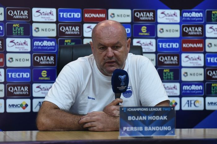 Pelatih Persib Bandung, Bojan Hodak, saat memberikan keterangan kepada media jelang melawan Zhejiang FC, Rabu (4/12/2024).