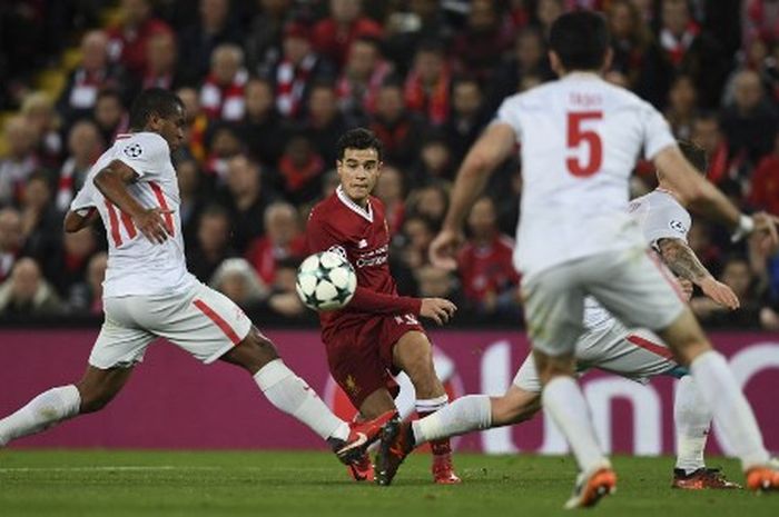 Gelandang Liverpool, Philippe Coutinho dikepung pemain-pemain Spartak Moscow dalam laga Liga Champions pada 6 Desember 2017 di Anfield.