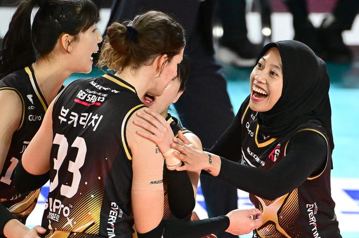 Dua penyerang Red Sparks, Megawati Hangestri Pertiwi (kanan) dan Vanja Bukilic (kiri) merayakan kemenangan dalam lanjutan Liga Voli Korea 2024-2025