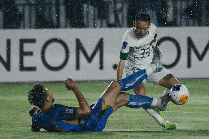 Suasana pertandingan antara Persib vs Zhejiang pada laga terakhir Grup F AFC Champions League Two (ACL 2) 2024-2025 di Stadion Si Jalak Harupat, Bandung, Kamis (5/12/2024).