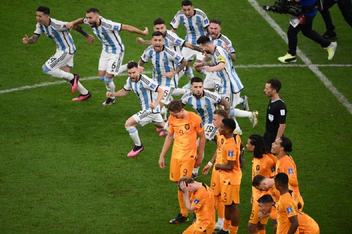 Para pemain Argentina mengejek Belanda usai memenangi laga perempat final Piala Dunia 2022 di Lusail, 9 Desember 2022.