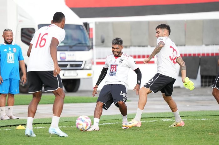 Pemain-pemain Malut United FC menjalani latihan menjelang laga melawan Dewa United di Liga 1, Jumat (6/12/2024) di Stadion Gelora Kie Raha.