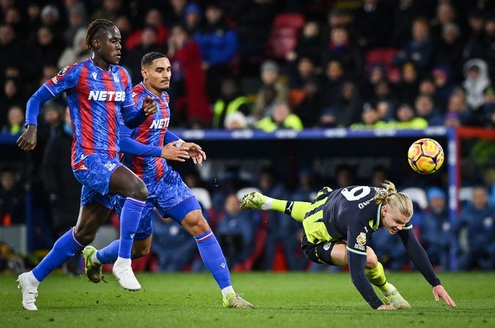 Manchester City harus bermain seri 2-2 melawan Crystal Palace pada pekan ke-15 Liga Inggris 2024-2025 dengan diwarnai terusirnya Rico Lewis dari lapangan usai menerima kartu kuning kedua.