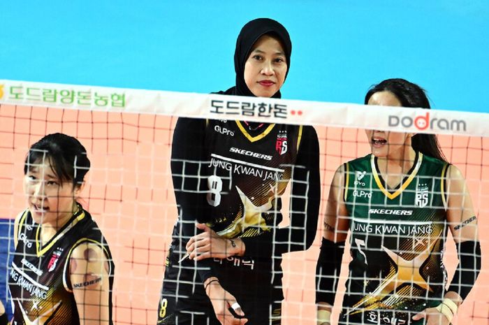 Megawati Hangestri (tengah) bersama Noh Ran (kanan) dan Yeom Hye-seon saat Red Sparks melawan Gimcheon Korea Expressway Hi-Pass pada putaran tiga Liga Voli Korea 2024-2025 di Gimcheon Gymnasium, Korea Selatan, Sabtu (7/12/2024).