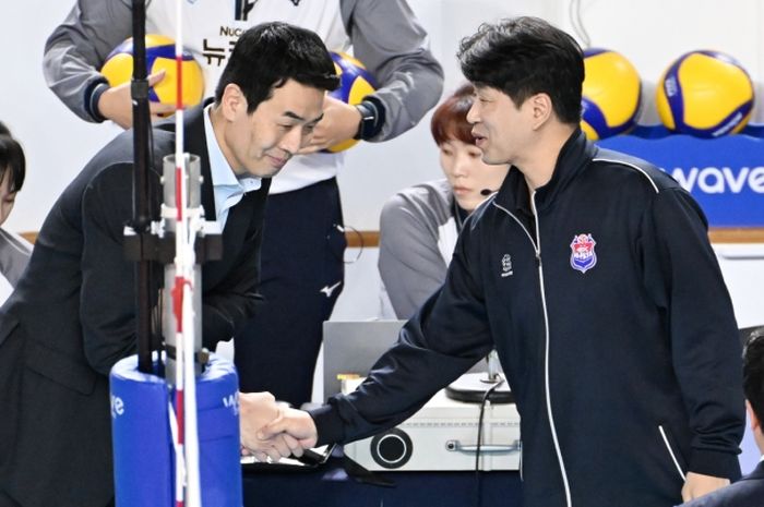 Ko Hee-jin (pelatih red sparks, kiri) dan Kim Min-jong (pelatih Hi-Pass) bersalaman setelah bertanding pada lanjutan Liga Voli Korea di Gimcheon Indoor Gymnasium, Sabtu (7/12/2024).