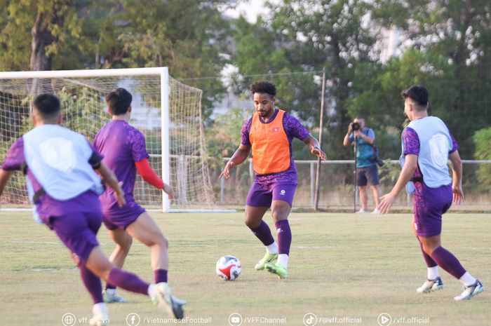 Bomber naturalisasi Rafaelson sedang menjalani sesi latihan bersama Timnas Vietnam.