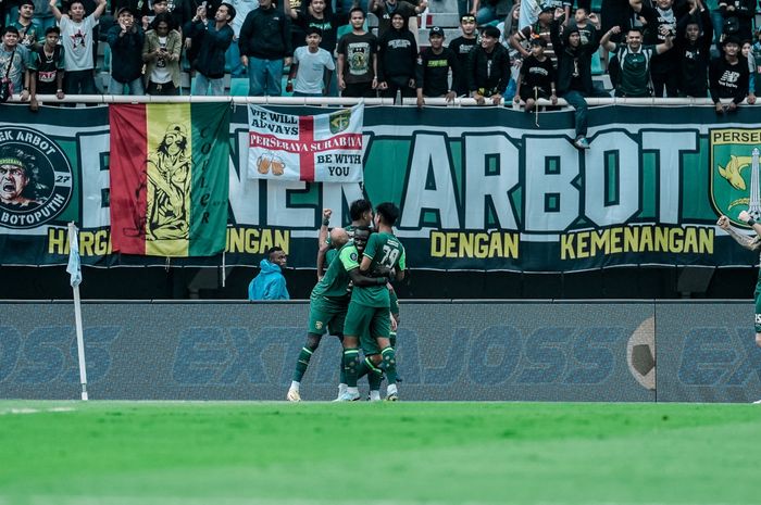 Pemain Persebaya merayakan gol dalam lanjutan pekan ke-13 Liga 1 2024/2025 lawan Arema FC di Stadion Gelora Bung Tomo, Surabaya, Sabtu (7/12/2024)