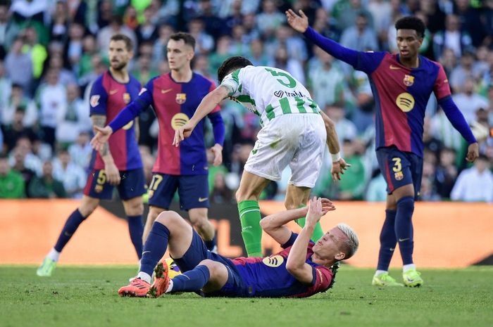 Gelandang serang Barcelona, Dani Olmo, harus kehilangan satu giginya usai berduel dengan bek Real Betis, Marc Bartra, pada laga lanjutan Liga Spanyol 2024-2025, Sabtu (7/12/2024) malam WIB.