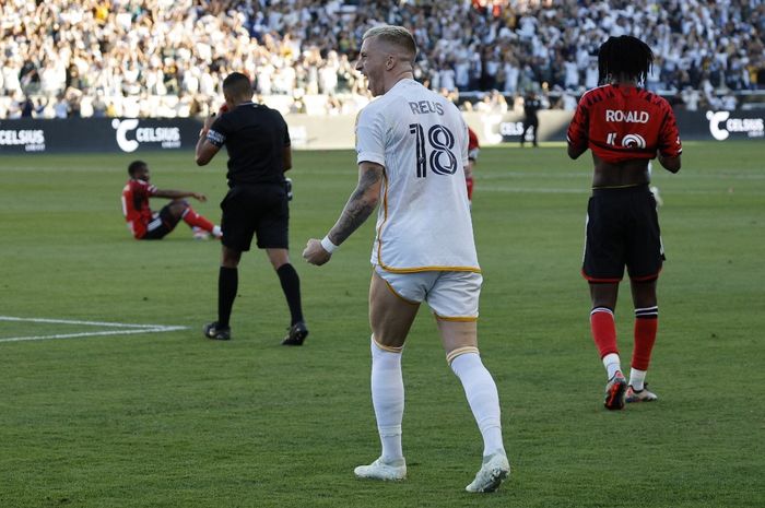 Pemain LA Galaxy, Marco Reus, meraih trofi MLS 2024 usai timnya menang 2-1 atas New York Red Bulls.