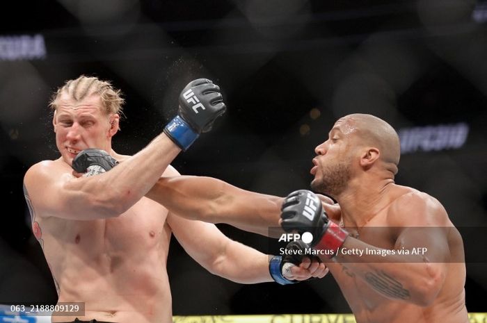 Duel kelas berat, Ciryl Gane memukul Alexander Volkov pada laga UFC 310, di T-Mobile Arena, Las Vegas, Sabtu (7/12/2024)