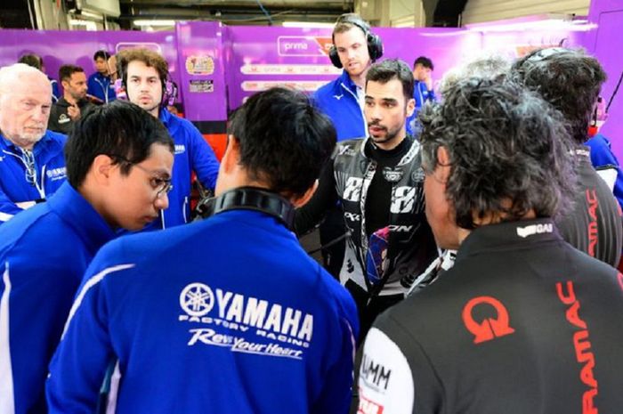 Miguel Oliveira bersama tim barnya, Pramac Yamaha di sela-sela Tes MotoGP Barcelona 2024 di Sirkuit Catalunya, Barcelona, Spanyol, 19 November 2024.