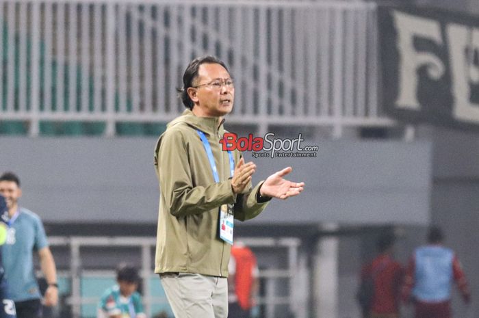 Pelatih Persis Solo, Ong Kim Swee, sedang memantau para pemainnya bertanding di Stadion Pakansari, Bogor, Jawa Barat, Minggu (8/12/2024) malam.