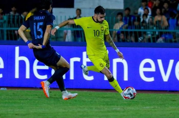 Pemain Timnas Malaysia, Paulo Jose, mendapat pengawalan dari pemain Kamboja Takaki Ose pada laga pembuka Grup A ASEAN Cup 2024.