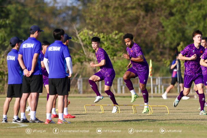 Para pemain Timnas Vietnam saat menjalani sesi latihan jelang gelaran ASEAN Cup 2024.