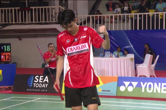 Reaksi tunggal putra Djarum Kudus, Richie Duta Richardo saat tampil, pada final beregu campuran dari Kejuaraan Nasional PBSI 2024 di GOR UNJ Rawamangun, Jakarta, 8 Desember 2024.