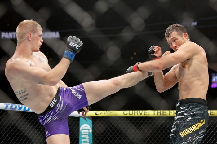 Ian Machado Garry dari Irlandia menendang Shavkat Rakhmonov dari Kazakhstan pada ronde ketiga dalam pertarungan kelas welterweight dalam UFC 310 di T-Mobile Arena, Las Vegas, Nevada, 7 Desember 2024.