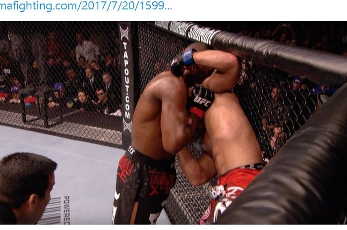 Jon Jones mengalahkan Lyoto Machida dengan kuncian guillotine choke sambil berdiri di UFC 140, 10 Desember 2011.