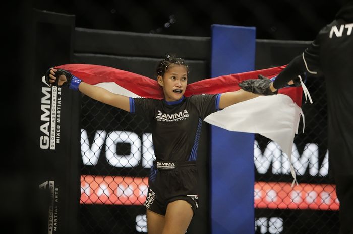 Atlet U-18 Indonesia, Manayra Maritza, merayakan kemenangan di babak semifinal GAMMA World MMA Championships 2024 yang berlangsung di Dewa United Arena, Senin (9/12/2024).