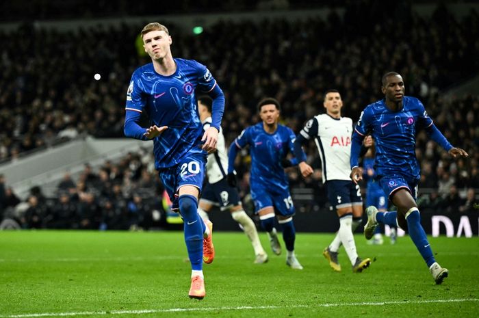 Aksi winger Chelsea, Cole Palmer, pada laga Liga Inggris pekan ke-15 melawan Tottenham Hotspur di Stadion Tottenham Hotspur, Minggu (8/12/2024).