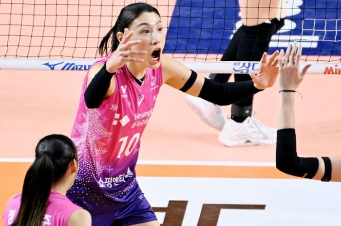 Outside Hitter Incheon Heungkuk Life Insurance Pink Spiders, Kim Yeon-koung, berselebrasi pada laga melawan Hwaseong IBK Altos pada putaran tiga Liga Voli Korea 2024-2025, di Hwaseong, Korea Selatan, Kamis (5/12/2024).