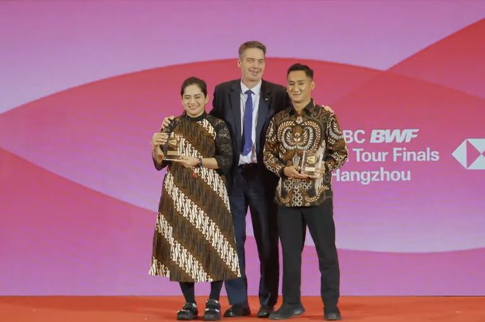 Atlet parabulu tangkis Indonesia, Hikmat Ramdani/Leani Ratri Oktila memenangkan penghargaan Pair of The Year di kategori Para Badminton pada BWF Player of The Year 2024 di Hangzhou, China, Senin (9/12/2024).