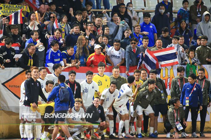 Timnas Thailand berfoto bersama para suporter usai kemenangan 10-0 atas Timnas Timor Leste di laga pembuka Grup A ASEAN Cup 2024.