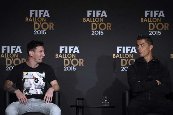 Lionel Messi (kiri) dan Cristiano Ronaldo saat mengikuti jumpa pers jelang seremoni Ballon d'Or 2015 di Zurich, Swiss (11/1/2016).