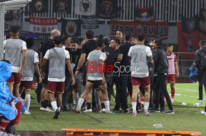 Keributan sempat terjadi  dalam laga pekan ke-14 Liga 1 2024 antara Persija Jakarta versus Borneo FC di Stadion Pakansari, Bogor, Jawa Barat, Selasa (10/12/2024).