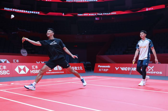 Aksi Dejan Ferdinansyah (kiri) dan Muhammad Rian Ardianto saat berlatih bersama jelang BWF World Tour Finals 2024 di Hangzhou Olympic Sports Centre, Hangzhou, China, Selasa (10/12/2024).