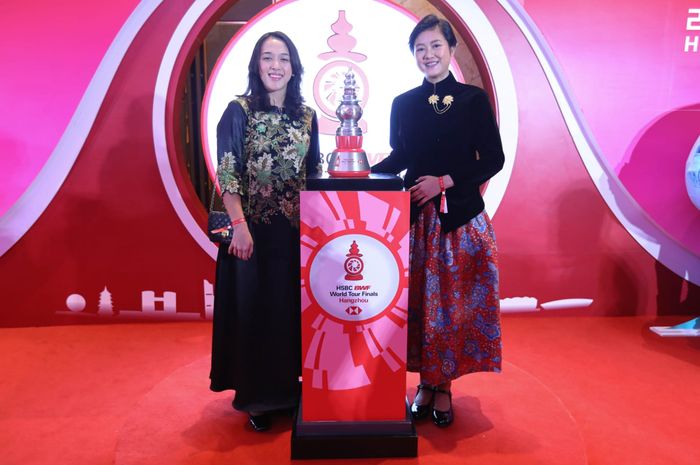 Ganda putri Indonesia, Febriana Dwipuji Kusuma/Amallia Cahaya Pratiwi dengan pakaian tradisional Indonesia di Gala Dinner BWF 2024