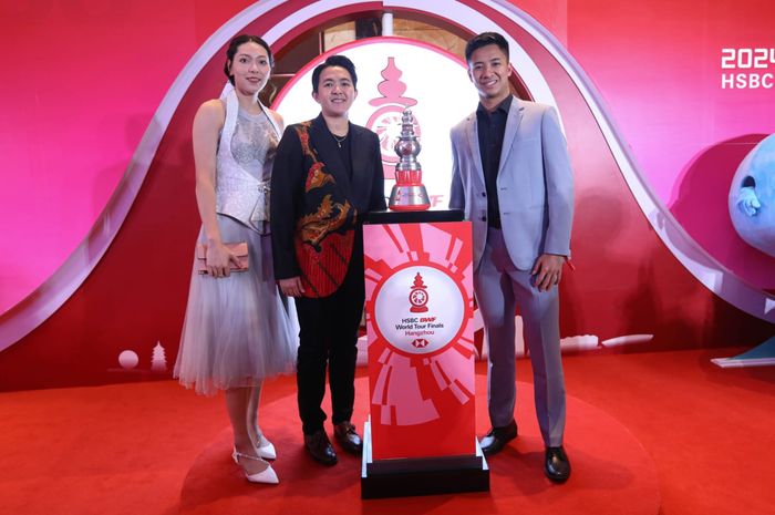 Dari kiri ke kanan, Gloria Emanuelle Widjaja, Vita Marissa (pelatih PB Djarum), dan Dejan Ferdinansyah, berpose pada gala dinner BWF World Tour Finals 2024, Senin (10/12/2024).