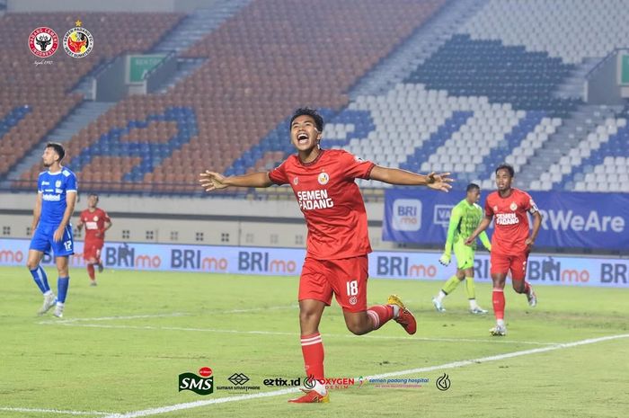 Striker Semen Padang berusia 18 tahun, Gala Pagamo.