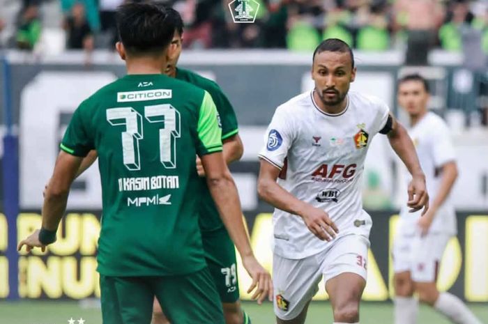 Suasana pertandingan Persebaya vs Persik pada laga pekan ke-14 Liga 1 2024/2025 di Stadion Gelora Bung Tomo, Surabaya, Rabu (11/12/2024).