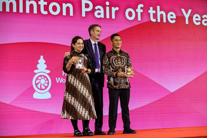 Pasangan Ganda Campuran Indonesia Hikmat Ramdani (kanan) dan Leani Ratri Oktila (kiri) berfoto bersama presiden Badminton World Federation (BWF) Poul Erik Houyer (kanan) dalam Gala Dinner BWF World Tour Finals 2024 di Hangzhou, China, Senin (9/12/2024). 