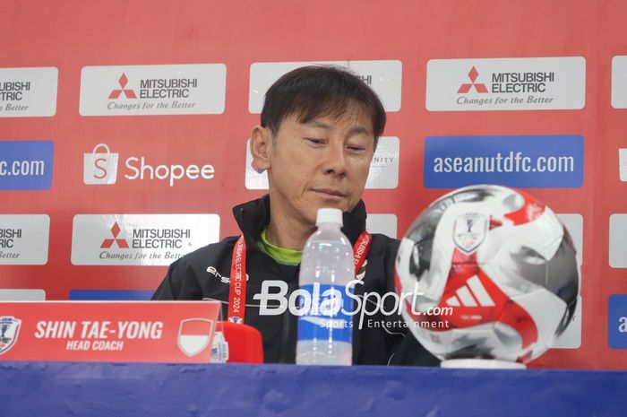 Pelatih Timnas Indonesia, Shin Tae-yong, dalam sesi konferensi pers jelang laga kedua Grup B melawan Timnas Laos, Rabu (11/12/2024) sore WIB.