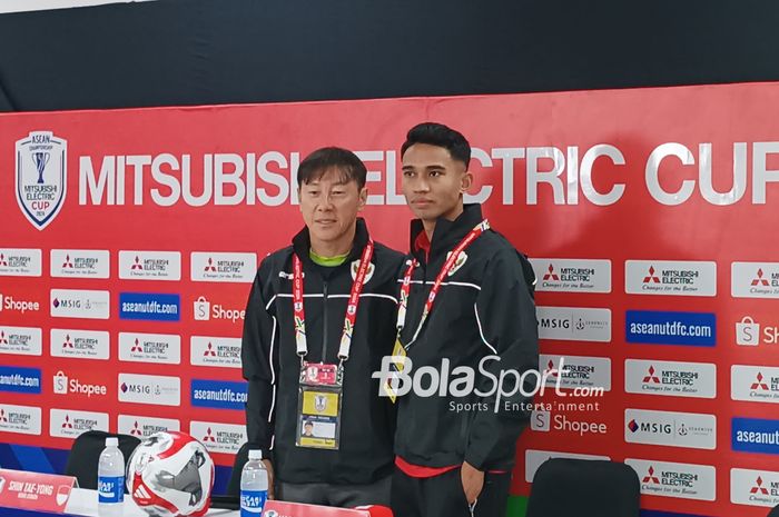 Shin Tae-yong (kiri) enggan terlalu pusing dengan absennya Marselino Ferdinan (kanan) dalam laga melawan Vietnam.