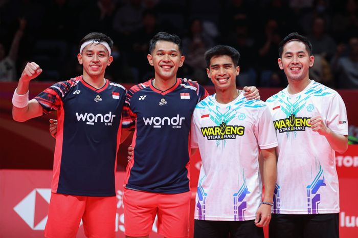 Pasangan ganda putra Indonesia, Fajar Alfian/Muhammad Rian Ardianto dan Sabar Karyaman Gutama/Moh Reza Pahlevi Isfahani berpose setelah laga perdana Grup B BWF World Tour Finals 2024 di Hangzhou Olympic Sports Center Gymnasium, Rabu (11/12/2024).