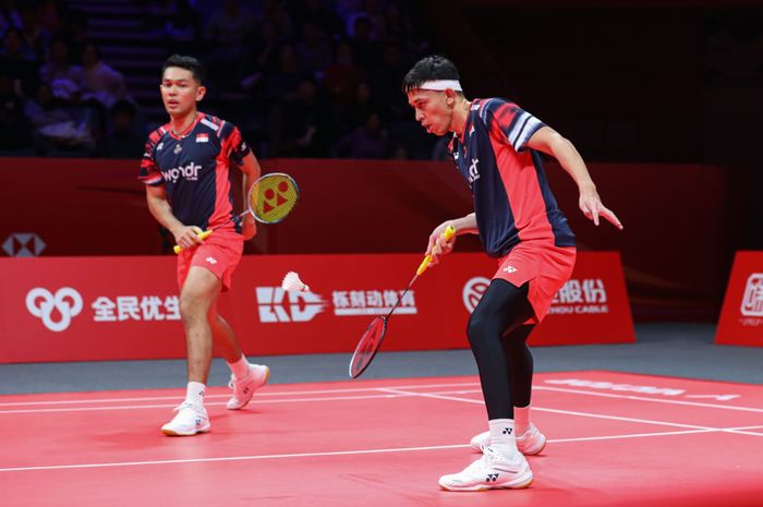 Pasangan ganda putra Indonesia, Fajar Alfian/Muhammad Rian Ardianto, pada laga perdana Grup B BWF World Tour Finals 2024 di Hangzhou Olympic Sports Center Gymnasium, Rabu (11/12/2024).