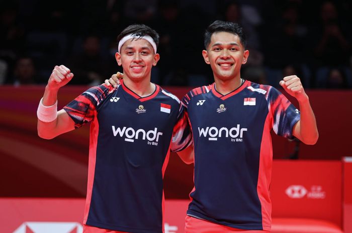 Pasangan ganda putra Indonesia, Fajar Alfian/Muhammad Rian Ardianto, berpose setelah memenangi laga perdana Grup B BWF World Tour Finals 2024 di Hangzhou Olympic Sports Center Gymnasium, Rabu (11/12/2024).