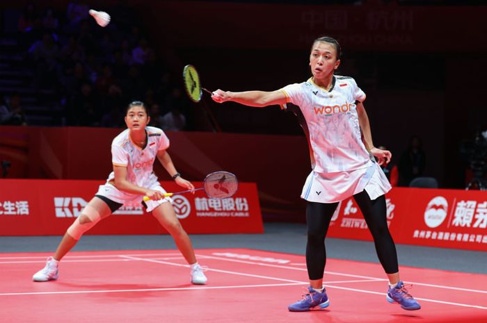 Ganda putri Indonesia, Febriana Dwipuji Kusuma/Amalia Cahaya Pratiwi saat bermain pada babak pertama fase grup BWF World Tour Finals 2024 di Hangzhou Olympic Sports Centre, Hangzhou, China, Rabu (11/12/2024)