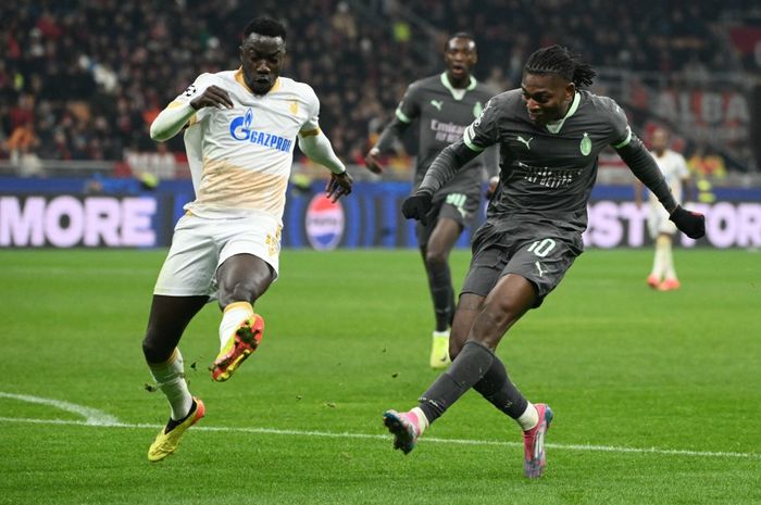 Rafael Leao (kanan) menembak ke gawang dan cetak gol untuk AC Milan ke gawang Red Star Belgrade pada duel Liga Champions di San Siro (11/12/2024).