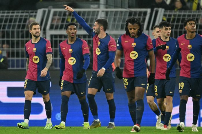 Para pemain Barcelona merayakan gol Ferran Torres (tengah) ke gawang Borussia Dortmund pada duel Liga Champions di Signal Iduna Park (11/12/2024).
