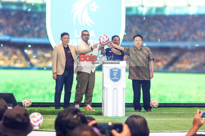 (Dari kiri ke kanan) Ferry Paulus selaku Direktur Utama PT LIB, Arya Sinulingga sebagai Anggota Komite Eksekutif PSSI, Arief Mulyadi sebagai Direktur Utama PT PNM, dan Pieter Tanuri selaku Anggota Komite Eksekutif PSSI sedang foto bersama dalam peluncuran Liga Nusantara 2024.