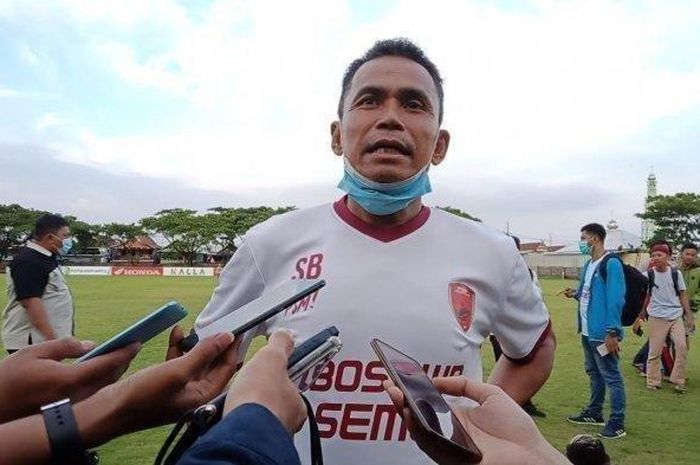 Mantan pemain dan pelatih PSM, Syamsuddin Batola diwawancari semasa hidup, Syamduddin dikabarkan meninggal dunia akibat kecelakaan di Probolinggo, Jawa Timur, Kamis (12/12/2024).